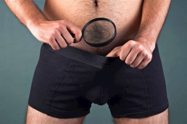 男性は自宅で自分の陰茎を大きくすることを夢見ています