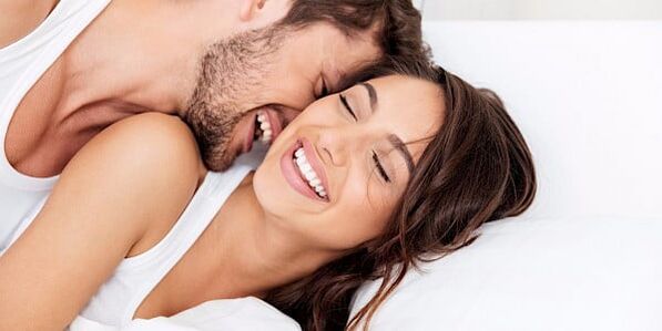 パートナーはペニスにアタッチメントを使用すると新しい感覚を体験します